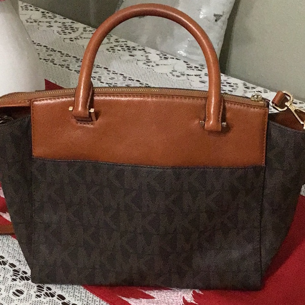 Beautiful like new condition Michael Kors Satchel - Picture 4 of 12